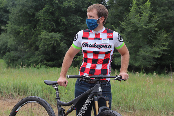 Man with mask and bike