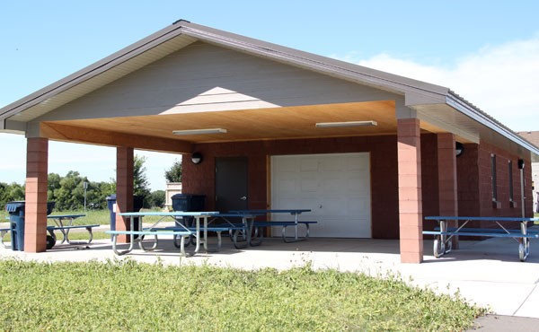 Enclosed picnic shelter